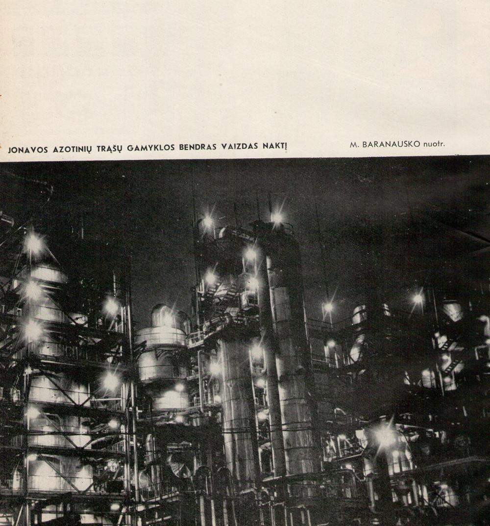 Jonavos azotinių trąšų gamyklos bendras vaizdas naktį
